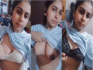 Desi Girl Showing Boobs Teasing Videos